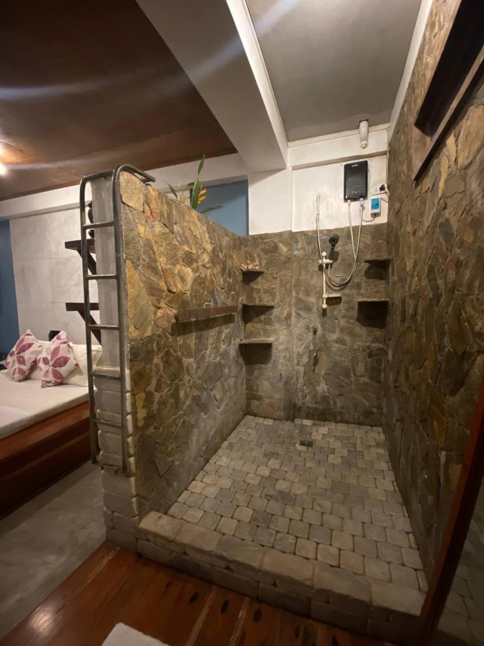 Stone Creek House Bed & Breakfast Romblon Dış mekan fotoğraf