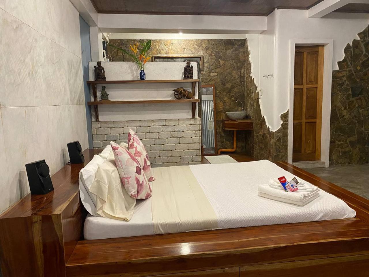 Stone Creek House Bed & Breakfast Romblon Dış mekan fotoğraf